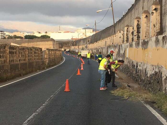 Trabajos de desbroce en la carretera de Melenara (Foto TA)